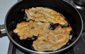 Раскаляем масло в сковороде на огне между самым большим и средним. Кладем отбивные и жарим одну и вторую стороны в общей сложности 4-5 минут, не больше. Мясо приобретает золотистую корочку, но под нею сохраняет сочность.