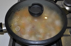 Накрываем сковороду крышкой и на маленьком огне тушим, томим мясо до полной готовности.