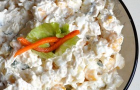 Салат из курицы с сыром, яйцом и кукурузой